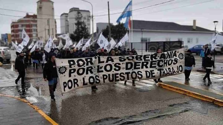 Nueva ola de despidos sacude a las provincias y suma presión a los gobernadores