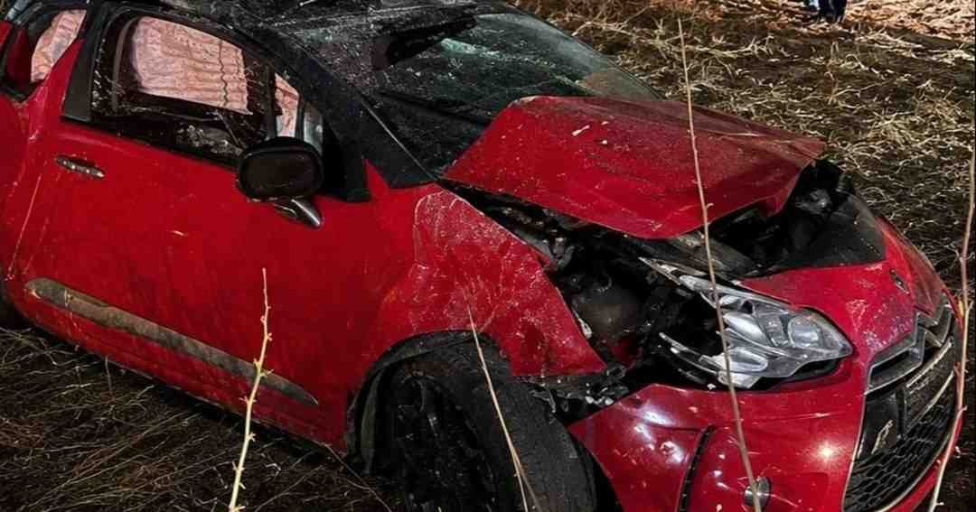 Siniestro en Lesser: perdieron el control del vehículo, volcaron y casi se incendia el auto