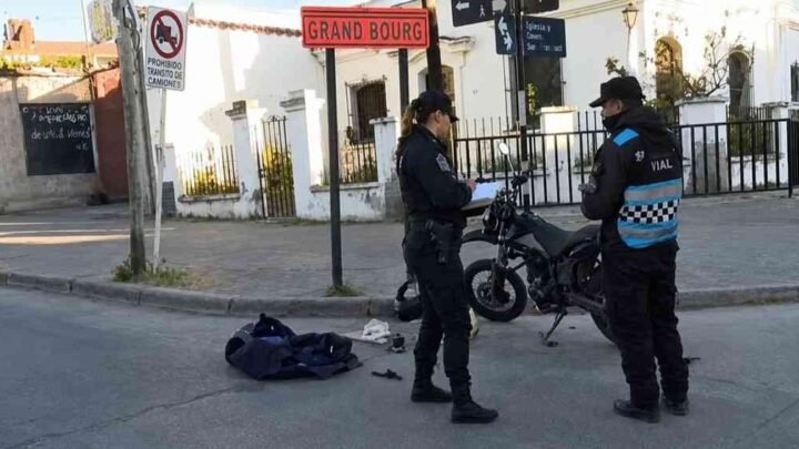 siniestro vial Choque entre auto moto frente Mercado Artesanal