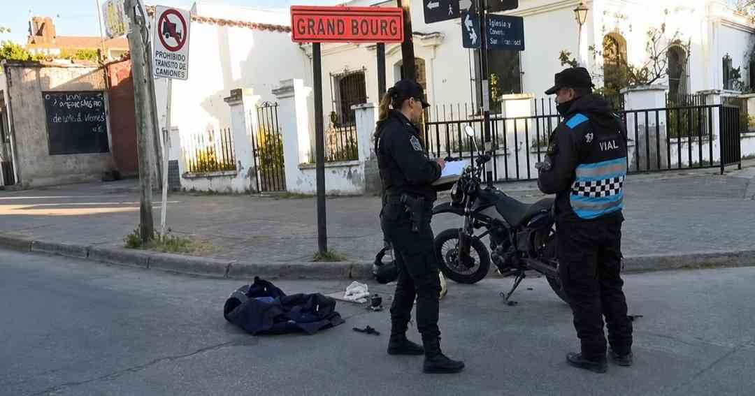 siniestro vial Choque entre auto moto frente Mercado Artesanal