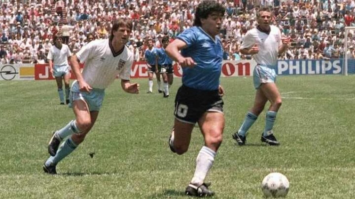 La pelota del histórico partido de Diego Maradona ante Inglaterra se vendió en una subasta por una cifra menor a la esperada