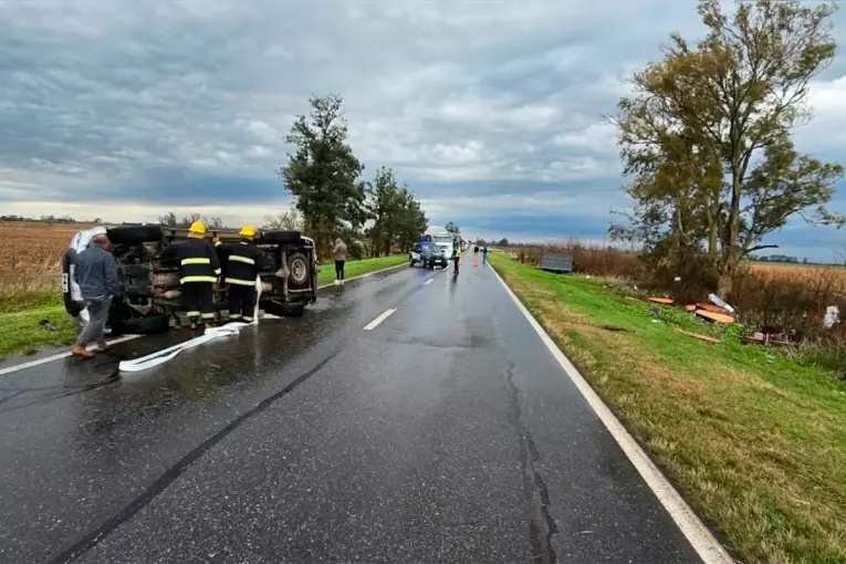 Temporal en Santa Fe: volcó una camioneta con ataúdes y el granizo cubrió de blanco el sur provincial