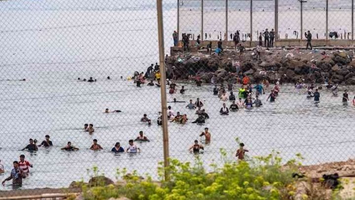 Tensión en la frontera de Ceuta: Marruecos frenó un intento de cruce masivo y detuvo a 61 personas
