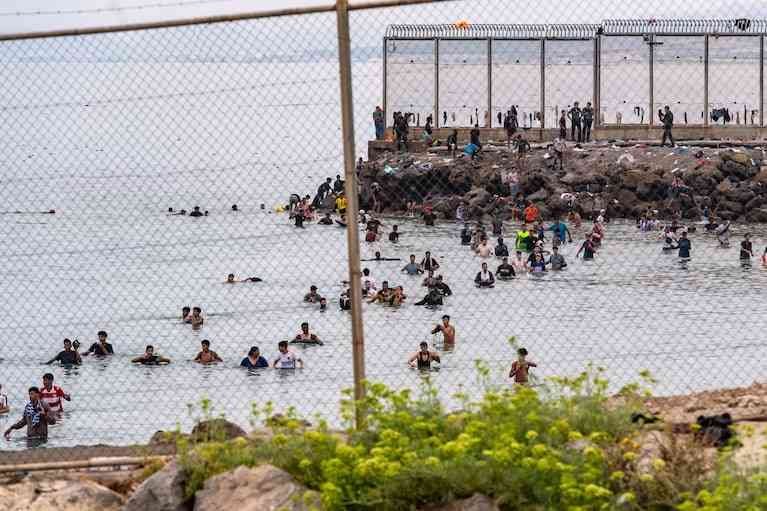 Tensión en la frontera de Ceuta: Marruecos frenó un intento de cruce masivo y detuvo a 61 personas