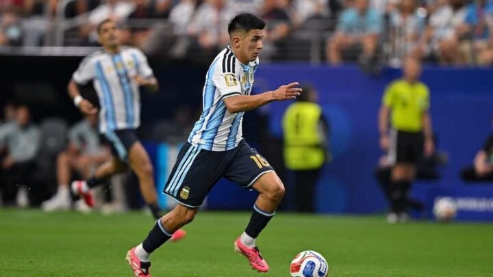 Thiago Almada llegó a la Argentina para sumarse a River Plate
