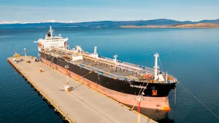 Tensión entre Tierra del Fuego y Nación por el amarre de un buque británico en Ushuaia