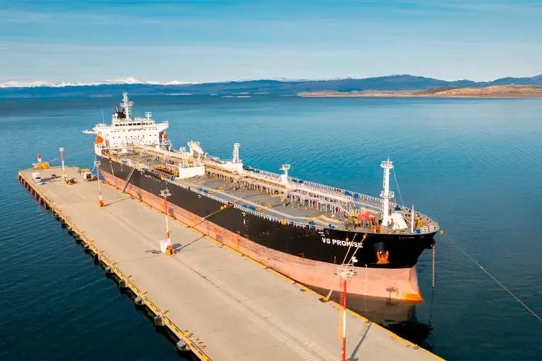 Tensión entre Tierra del Fuego y Nación por el amarre de un buque británico en Ushuaia