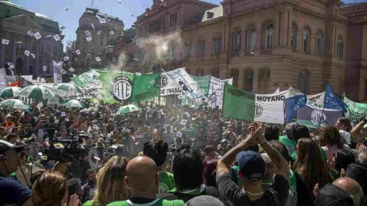 Sindicatos y organizaciones sociales marchan contra el Gobierno por el asfixiante endeudamiento familiar