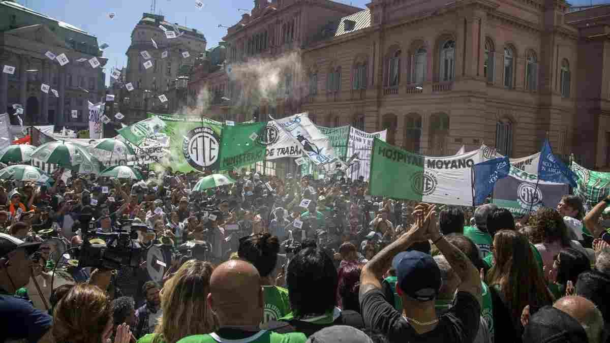 Sindicatos y organizaciones sociales marchan contra el Gobierno por el asfixiante endeudamiento familiar