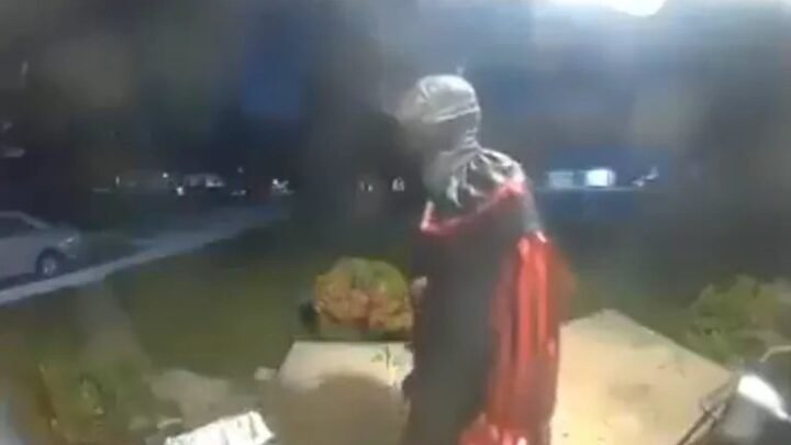 Un adolescente disfrazado de payaso mató a puñaladas a un hombre y grabó un escalofriante mensaje: “Te estoy buscando”