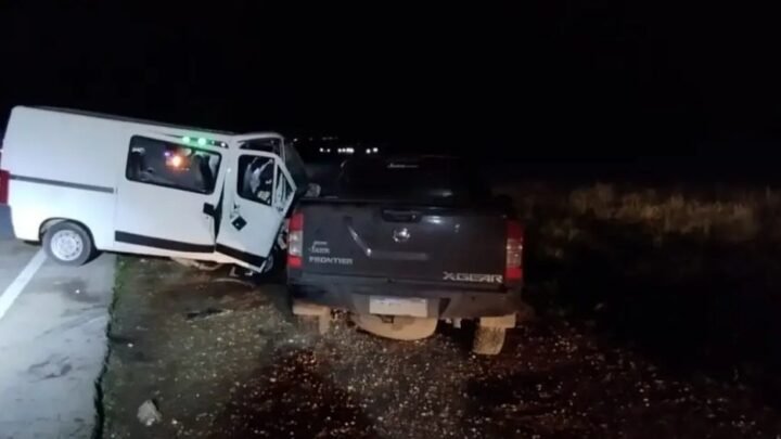 Un choque entre una camioneta y una combi con estudiantes dejó 10 personas heridas y un bombero fallecido