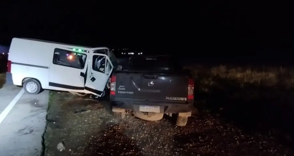Un choque entre una camioneta y una combi con estudiantes dejó 10 personas heridas y un bombero fallecido