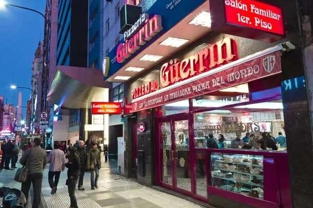 Tragedia en una pizzería porteña: un hombre de 82 años falleció mientras almorzaba
