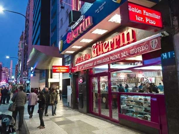 Tragedia en una pizzería porteña: un hombre de 82 años falleció mientras almorzaba