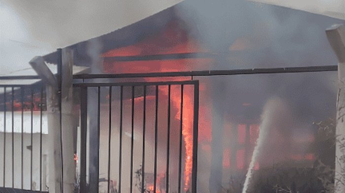 Un incendio destruyó una casa en Cerrillos: Cinco animales murieron