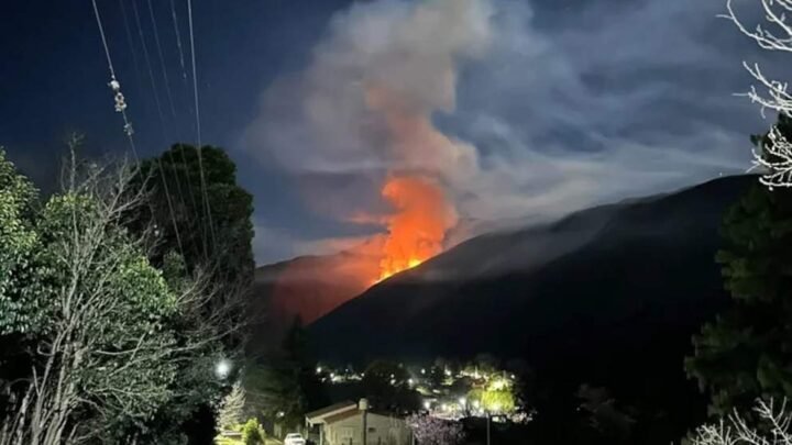 Incendio forestal en Aconquija: más de 100 hectáreas consumidas y brigadistas en alerta por el viento Zonda