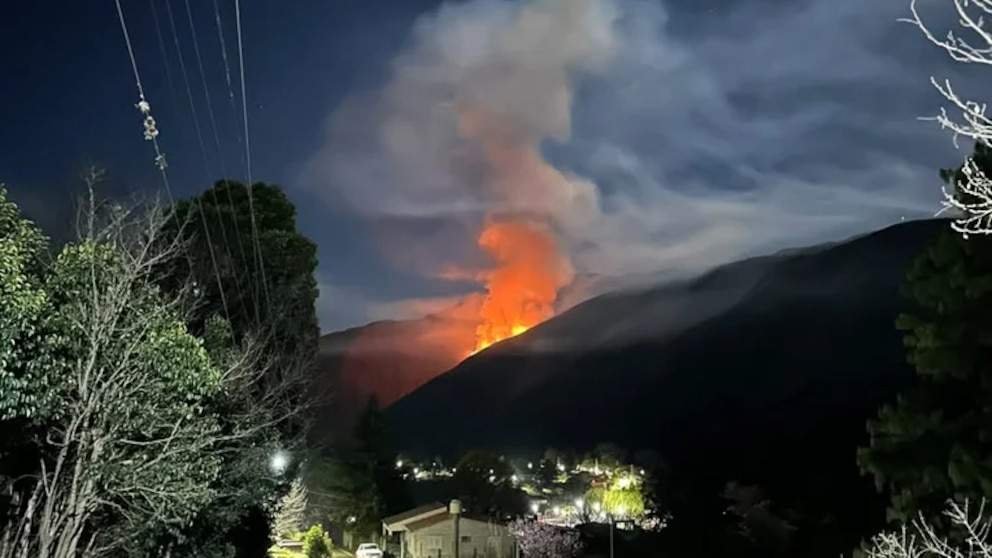 Incendio forestal en Aconquija: más de 100 hectáreas consumidas y brigadistas en alerta por el viento Zonda
