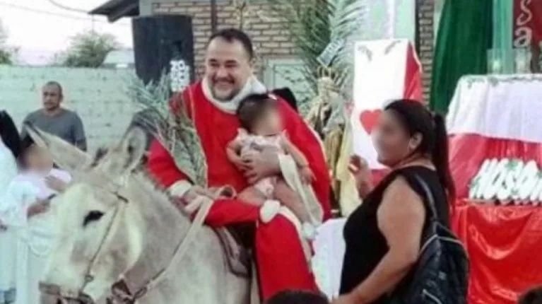 Un sacerdote chocó a un grupo de jóvenes en Sumampa y se dio a la fuga: su insólita justificación