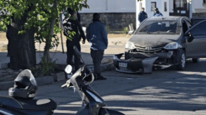 Grave siniestro vial frente al Penal de Villa Las Rosas: dos personas resultaron heridas tras chocar contra un auto
