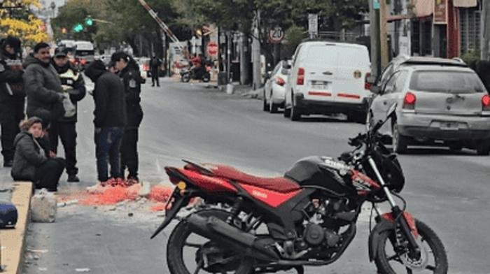 Video: un auto y una moto uber chocaron en Av. Sarmiento aparentemente por una obra mal señalizada