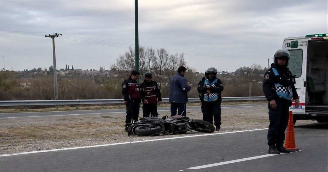 Violento choque entre dos motos en Circunvalación Oeste