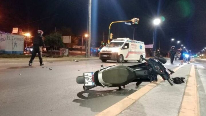 Violento choque entre una moto y un automóvil en avenida Excombatientes