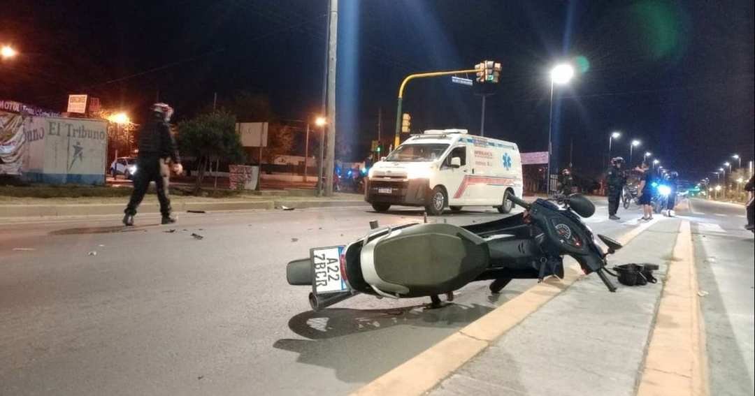Violento choque entre una moto y un automóvil en avenida Excombatientes