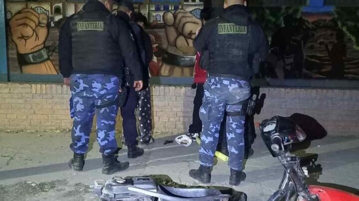 adolescentes con réplica de arma