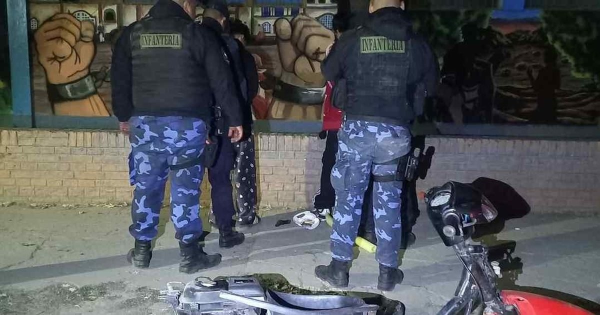 adolescentes con réplica de arma