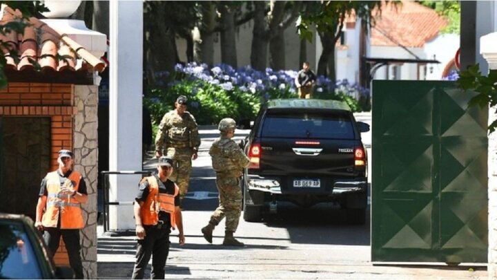 Olivos: el Gobierno niega sobrecompras, reincorpora a despedidos y crece la interna en Casa Rosada