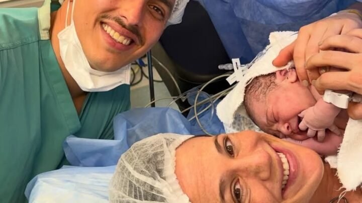 SERGIO LAPEGÜE Y BOCHI, EMOCIONADOS HASTA LAS LÁGRIMAS POR EL NACIMIENTO DE SU PRIMERA NIETA