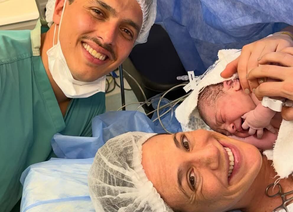 SERGIO LAPEGÜE Y BOCHI, EMOCIONADOS HASTA LAS LÁGRIMAS POR EL NACIMIENTO DE SU PRIMERA NIETA