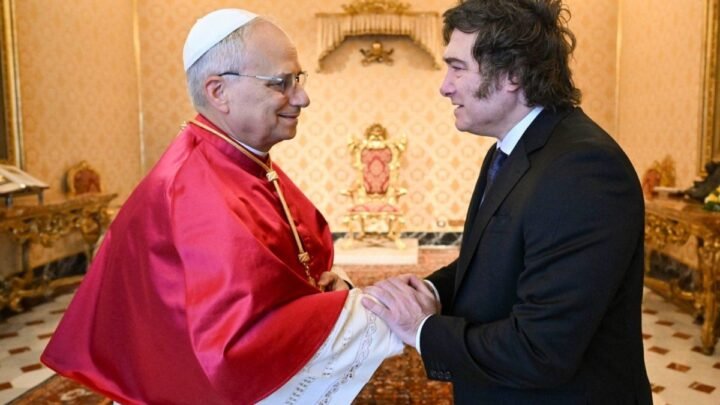 Javier Milei recibirá al Papa León en Aeroparque y mantendrán una reunión privada en Casa Rosada