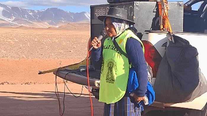 A sus 86 años, Doña Damiana, vuelve a caminar desde Tolar Grande