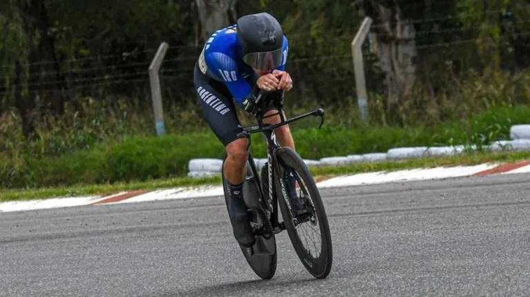 Mateo Kalejman brilla en Santa Fe: el ciclista sanjuanino se colgó el oro en la contrarreloj
