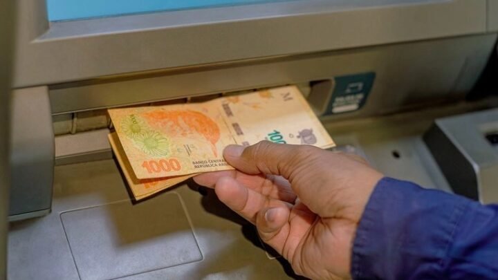 Aumento del salario mínimo: subirá todos los meses hasta llegar a $437.000 en abril