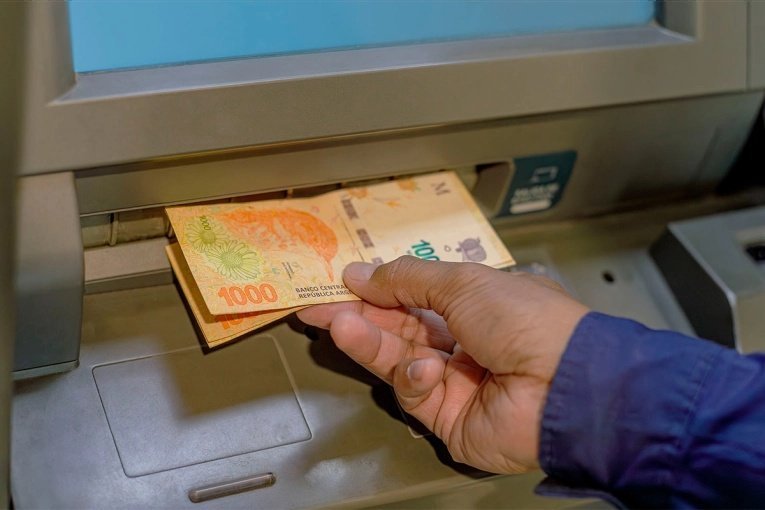 Aumento del salario mínimo: subirá todos los meses hasta llegar a $437.000 en abril