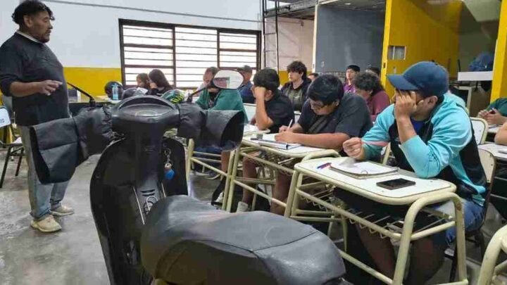 Vecinos capacitaron cuidado motos Escuela Emprendedores