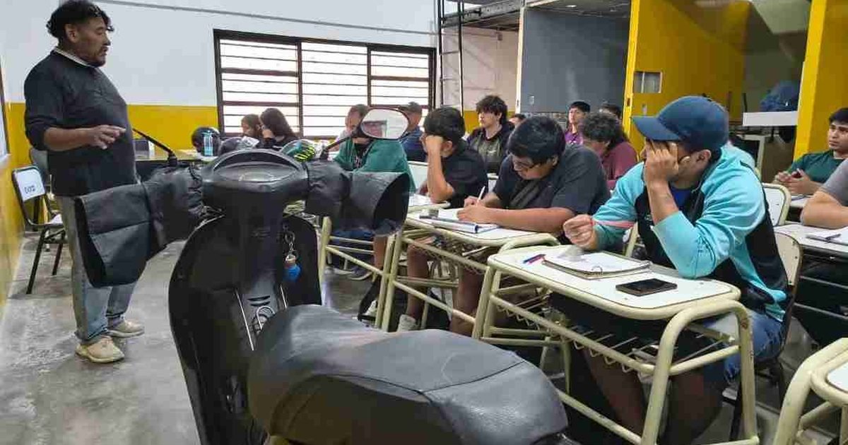 Vecinos capacitaron cuidado motos Escuela Emprendedores