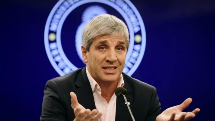 Luis Caputo justificó la caída de la actividad económica por factores climáticos y el impacto del Mundial
