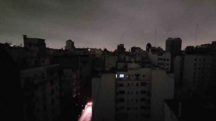 Un masivo corte de luz afectó a miles de usuarios en la Ciudad y el norte del conurbano
