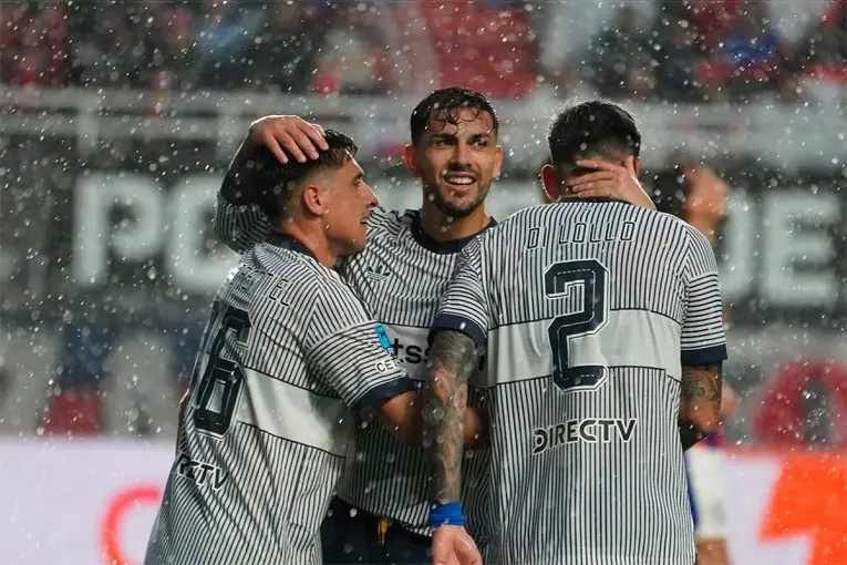 Boca se impuso ante San Lorenzo en un clásico pasado por agua en el Nuevo Gasómetro