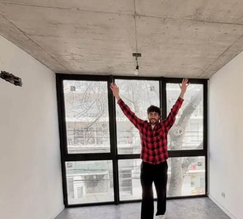 Ulises Apóstolo celebró la compra de su primer departamento en la capital tras años de esfuerzo