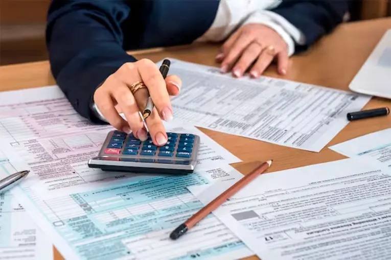 Crisis económica: casi tres de cada diez hogares debieron endeudarse para cubrir gastos básicos