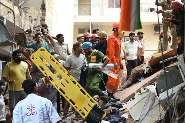 derrumbe en India siete muertos colapso edificio Delhi