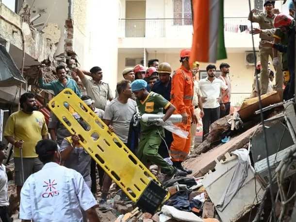 derrumbe en India siete muertos colapso edificio Delhi