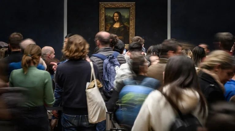 Insólito episodio en el Louvre: detuvieron a dos turistas que colgaron sus propios cuadros junto a la Mona Lisa