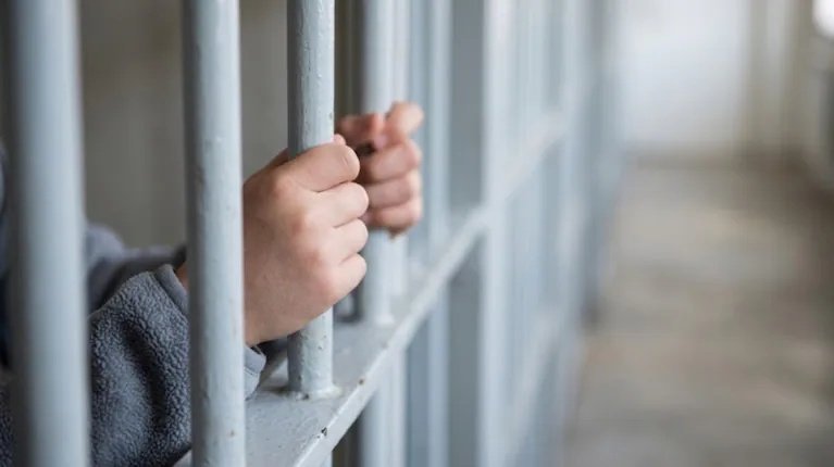 Entra en vigencia el nuevo régimen penal juvenil: los cambios clave en la imputabilidad y las penas