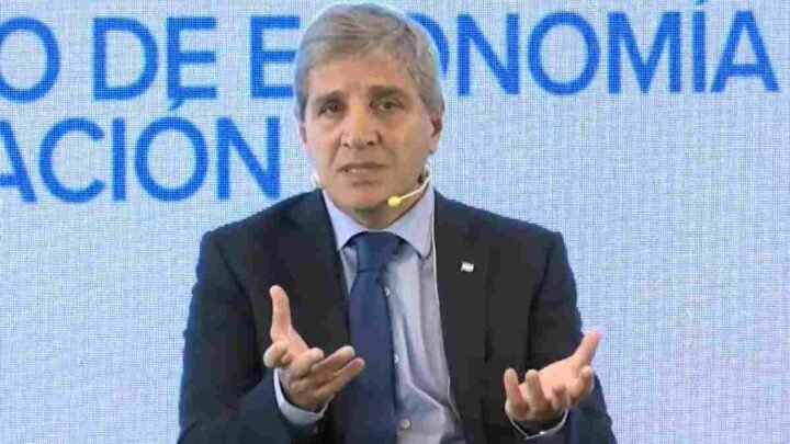 Luis Caputo instó a los jóvenes a convencer a sus padres de sacar los dólares del colchón