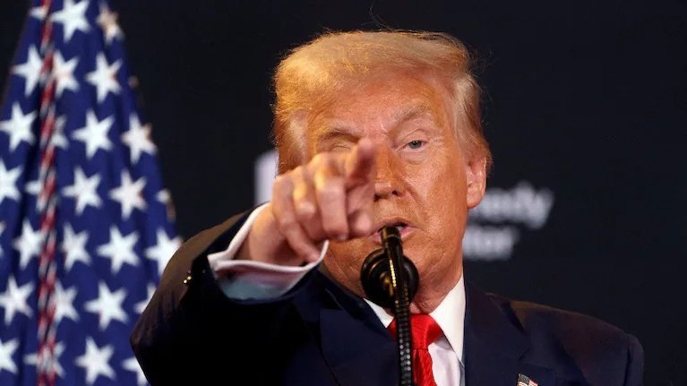 En plena escalada con Irán, Trump negó que busque forzar una negociación y llamó a la población a sublevarse contra el